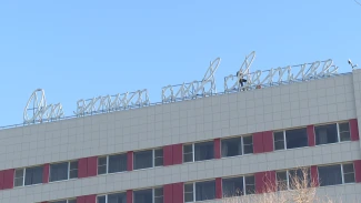 На крыше одной из старейших гостиниц Астрахани засияла уникальная надпись