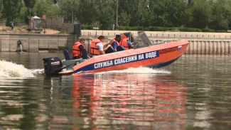 В Астрахани спасатели помогли женщине, которая упала с Нового моста