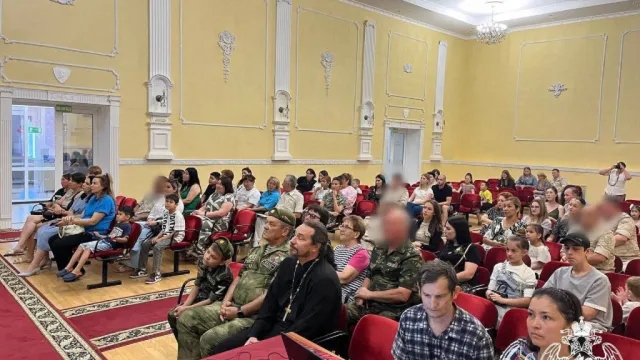 В Астрахани супругам участников СВО вручили медали «Жена офицера»
