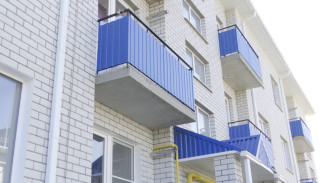 В Астрахани приставы помогли 17 детям-сиротам получить положенное жильё