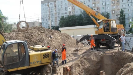 В Астрахани на улице Бориса Алексеева устраняют крупную коммунальную аварию