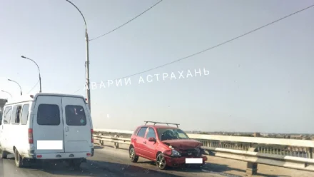 В Астрахани в ДТП на Новом мосту пострадала 32-летняя женщина