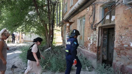 В Астрахани жильцы частично обрушившегося дома начали вывозить вещи из квартир