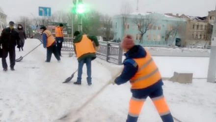 В Астрахани коммунальные службы вновь вышли на уборку улиц от снега