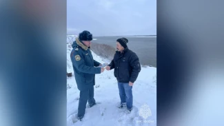 В Астраханской области любителям зимней рыбалки и детям разъяснили правила безопасности