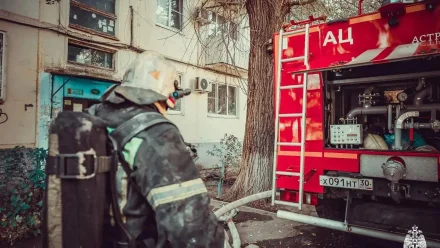 В Астрахани из горящего дома спасатели вызволили троих детей и женщину