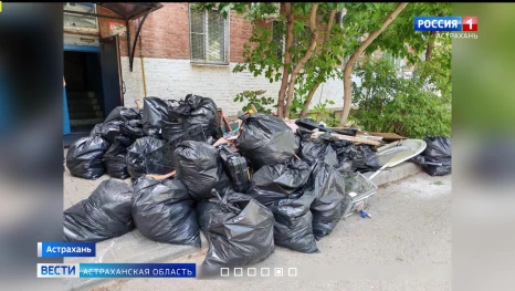 В Астрахани целый год жители дома страдали из-за опасного соседа