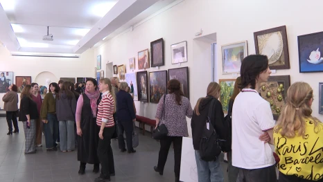 В Астрахани открылась выставка к юбилею художественного училища