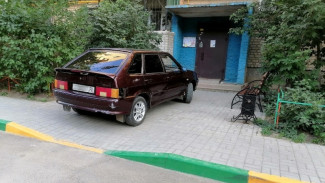 Астраханец пояснил, почему перегородил вход в подъезд своим автомобилем