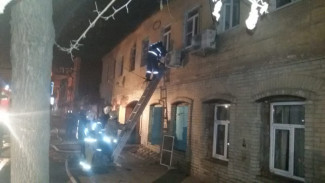 При пожаре в доме по Академика Королева в Астрахани спасли двух человек
