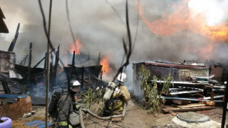 В Астрахани на улице Ноздрина горел двухэтажный жилой дом