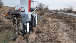 Под Астраханью опрокинулась машина скорой помощи с пациентом