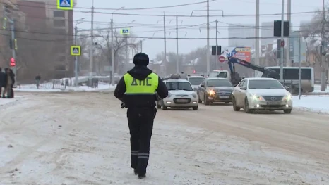 Сотрудники ДПС помогают астраханцам на дорогах и словом, и делом