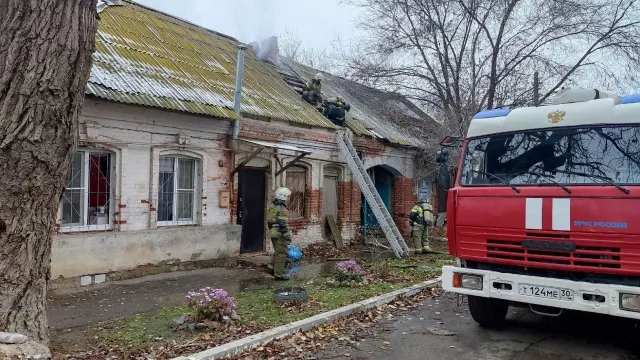 В Астрахани женщина пострадала на пожаре в доме на улице Чехова