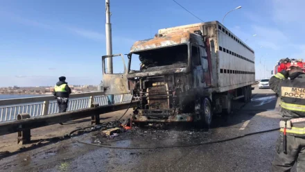 В Астрахани на Новом мосту у грузовика сгорела кабина
