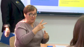 Астраханские сурдопереводчики обучают студентов с нарушением слуха русскому жестовому языку 