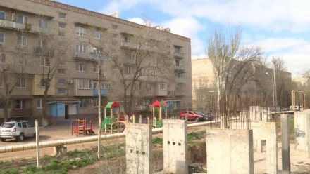 Астраханцы жалуются на заброшенную стройплощадку вблизи своих домов