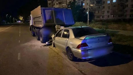 В Астрахани парень наехал на припаркованный КамАЗ