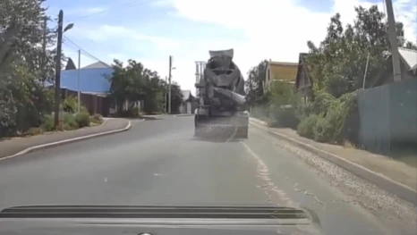 В Астрахани полиция разыскала водителя, который разливал бетон на дороге 
