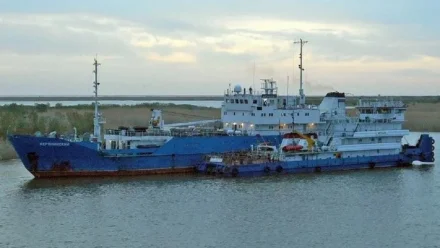 Теплоход, следовавший из Каспийского моря в Астрахань, сел на мель