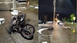 В Ахтубинске Астраханской области после ДТП загорелся мотоцикл 