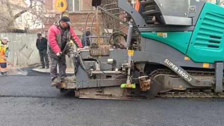 В Астрахани в рамках нацпроекта в переулке Щепном укладывают новый асфальт