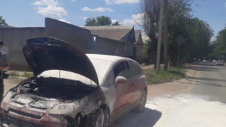 В Астрахани полицейские помогли ликвидировать возгорание в автомобиле