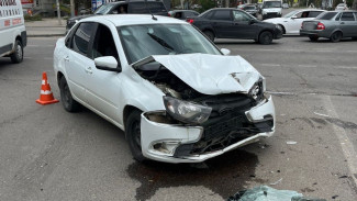 В Астрахани на оживленном перекрестке перевернулась иномарка