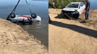Под Астраханью автомобиль такси улетел в воду 