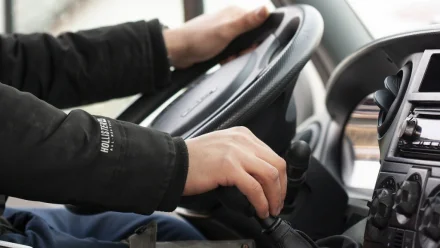 В Астрахани водитель сбил 17-летнюю девушку и сам отвёз в травмпункт