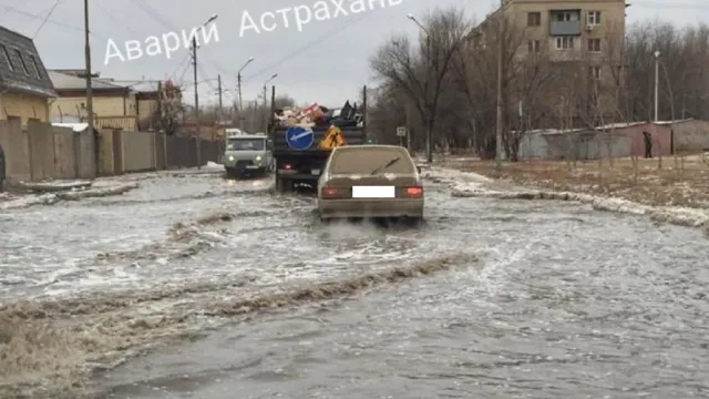 На улице Безжонова в Астрахани устраняют аварию на сетях водопровода