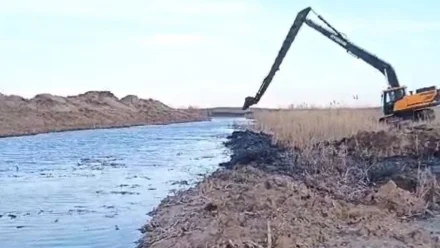 В Астраханской области продолжили расчищать водные объекты