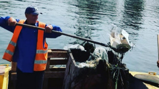 Жители Астрахани продолжают засорять каналы бытовыми отходами и мебелью