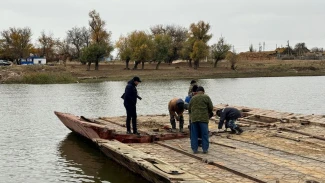 В астраханском селе приступили к сборке затопленной переправы