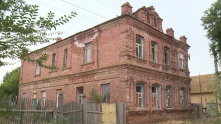 Под Астраханью активисты борются за восстановление старинного дома 