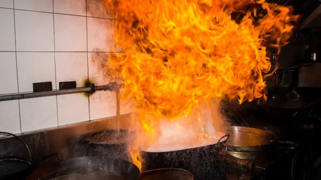 В Астрахани во время приготовления еды на женщине загорелась одежда