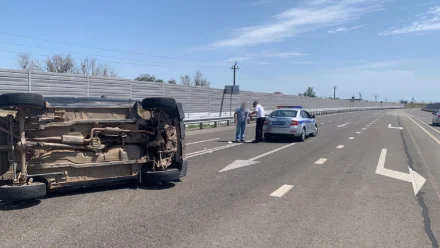 Под Астраханью полицейские помогли водителю, попавшему в ДТП