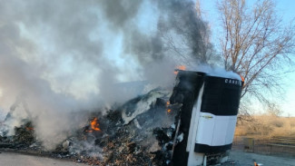 На трассе «Астрахань – Волгоград» сгорел грузовой полуприцеп