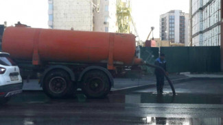 В Астрахани коммунальщики приступили к откачке воды после дождя