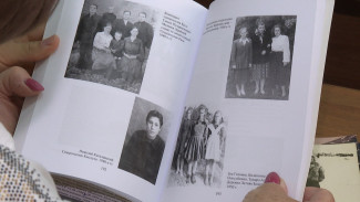 Астраханской библиотеке передали уникальную книгу памяти