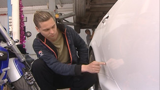 В Астрахани из-за ветра баннер на автомойке повредил машину: кто возместит ущерб?