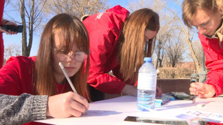 В Астрахани школьники сделали плакат в поддержку российских олимпийцев 