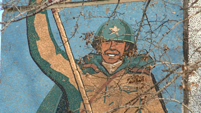 Мозаике Победы на фасаде жилого дома в Астрахани исполнилось 45 лет