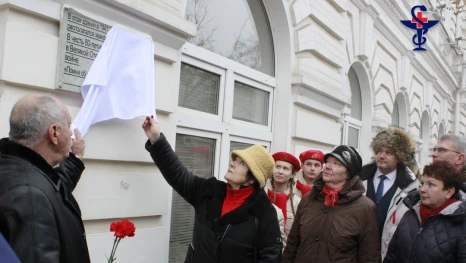 Точка памяти: в Астрахани открыли мемориальную доску в честь эвакогоспиталя
