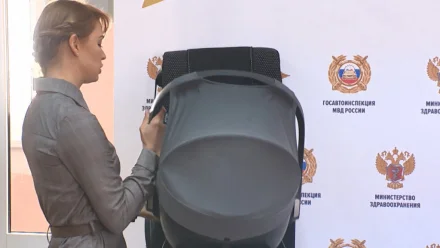 В Астрахани будущим мамам показали, как нужно пользоваться детскими автокреслами