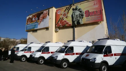 Астраханским больницам передали 11 новых машин скорой помощи