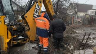 Коммунальную аварию устраняет «Астрводоканал» на ул. Сурепской в Астрахани