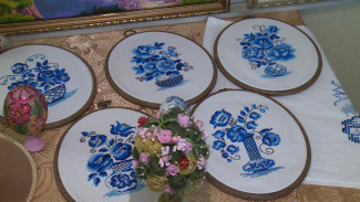 Астраханка даёт мастер-классы по вязанию и рисованию для пожилых людей