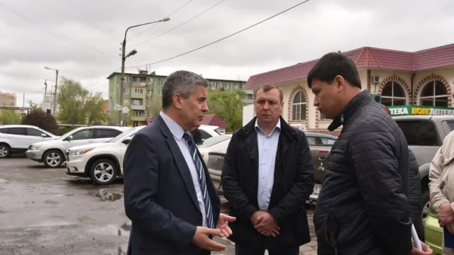 Михаил Богомолов раскритиковал подрядчиков за ремонт дорог в Астрахани