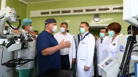 Михаил Мурашко посетил медучреждения и пункт вакцинации в Астрахани 